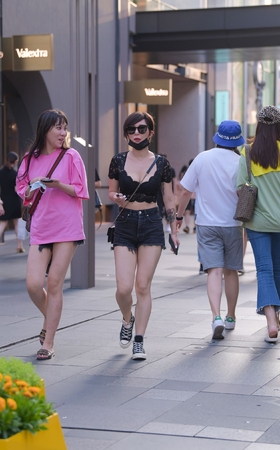 黑色牛仔热裤月牙短发妹子