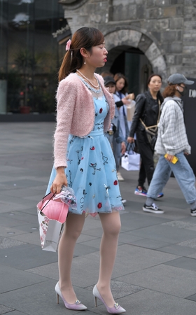 气质佳，美腿，肉丝美人