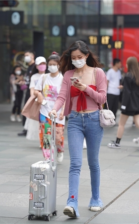 拉着行李箱的紧牛美女(72P)