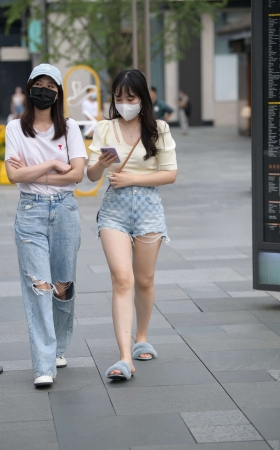 街拍小清新热裤女孩跟闺蜜 [23P]