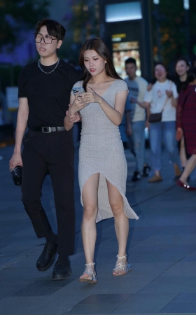 长裙女盆友 [17P]