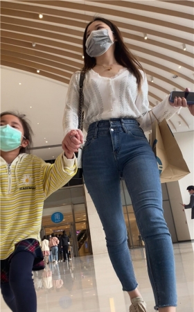 蓝色高腰牛仔裤美女
