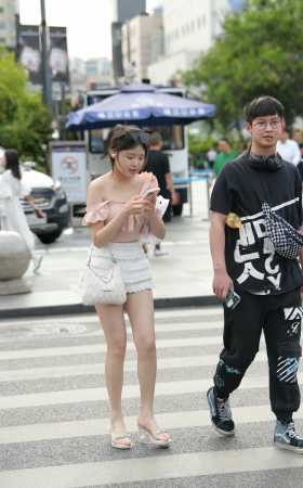 街拍白皙粉嫩的妹纸 [19P]
