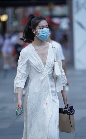 白裙V领小姐姐(27P)