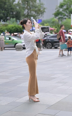 街拍包臀长裙高跟美女 [24P]