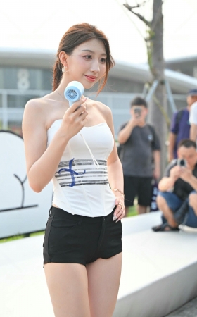 雪白美腿小乐-洗澡水都是干净的[19P]