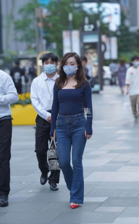 搭讪街拍兰色牛仔裤少f [24P]