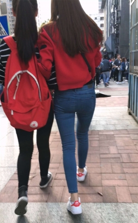 蓝色紧身牛仔美女