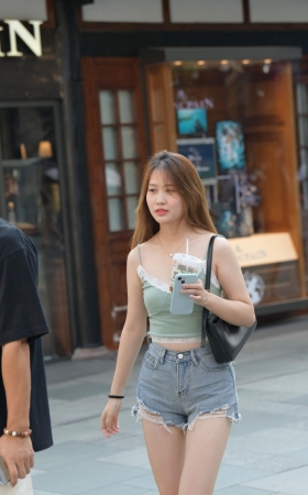 这女人给我感觉有点喜欢