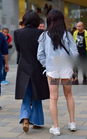 楼梯上的纹身热裤女 [10P]