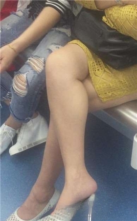 地铁上拍摄性感尖嘴小高跟的熟女，挑鞋很6666