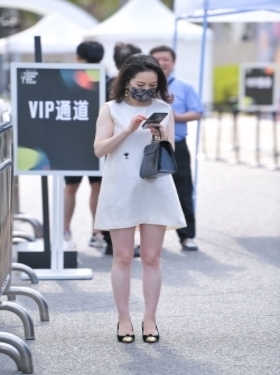 白短裙黑高跟