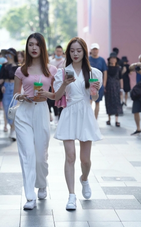 街拍白色裙美腿美女 [21P]