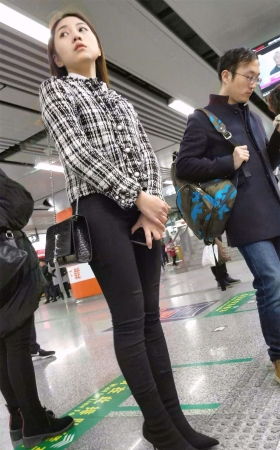 等地铁的黑色紧身裤超级小清新美女