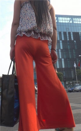 街拍一个漂亮的橘红紧身美女