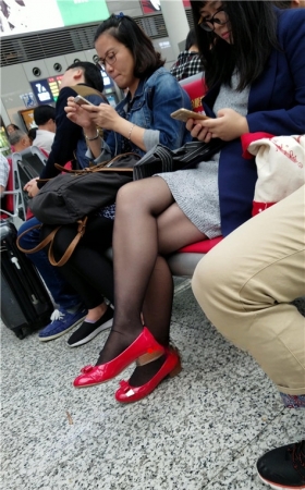 候车室的黑丝眼镜妹