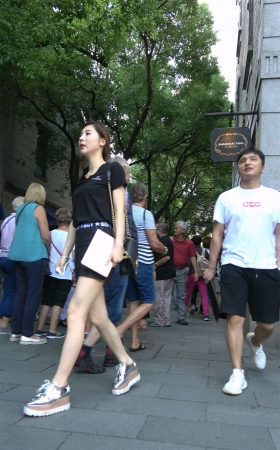 天生丽质甜美黑色T恤短裙美女