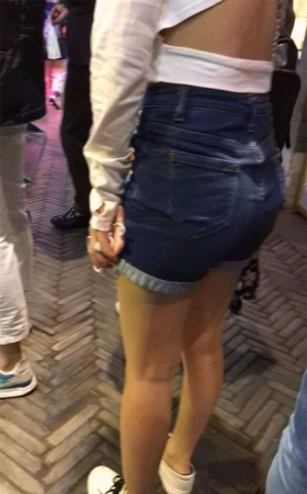 牛仔热裤圆臀小姐姐