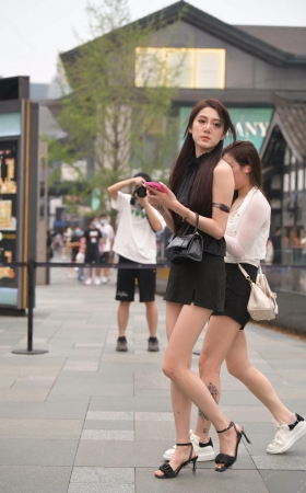 街拍美腿苗条高挑小姐姐 [19P]