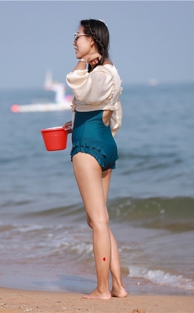 玩水的比基尼美女(14P)