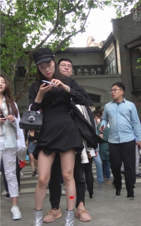 带着黑色帽子的美女小姐姐