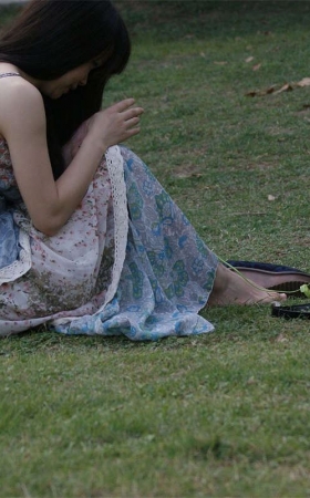 No243 草地爱好自拍的美女
