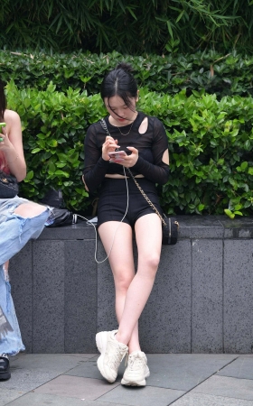 抓拍坐在花坛边的美腿女孩 [18P]