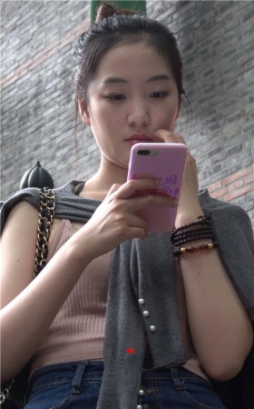 玩手机的牛仔包臀裙MM