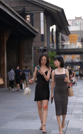 两个吊带裙小姐姐(49P)