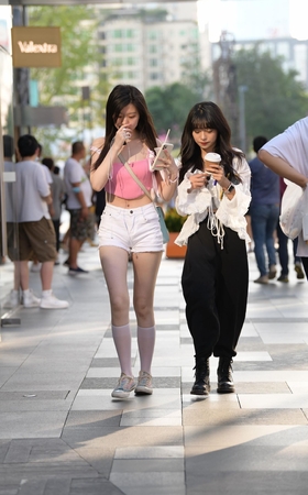 这种热裤女生，看见就令人疼惜
