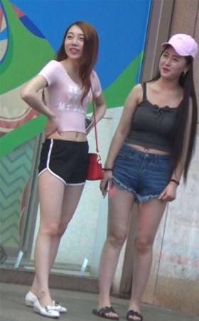 漂亮的短裤长腿美女