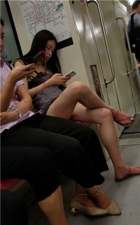4k视频，地铁上翘腿玩手机妹子，苗条美腿很漂亮