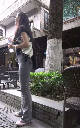 灰色运动裤黑T恤美三角美女