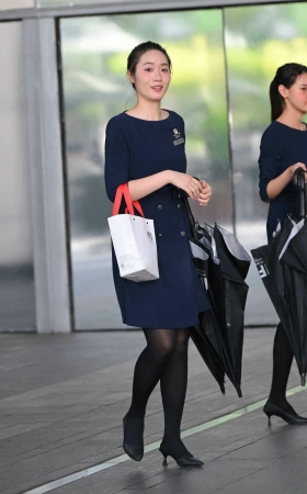 25828-14-52√邂逅商场美腿黑丝销售员美女 9P