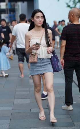 街拍牛仔裙美腿美姐 [15P]