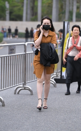 黄裙高跟凉鞋