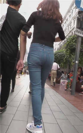 黑衣紧身牛仔长裤妹子
