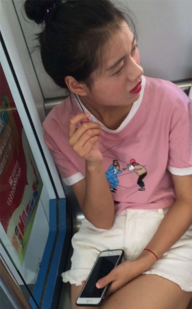 地铁上漂亮的帆布鞋美女