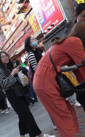 小平鞋白嫩美足气质美女