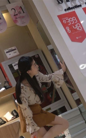 靓女试鞋的美脚