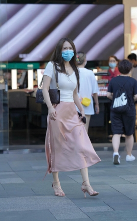街拍粉色裙粉色高跟美女 [17P]