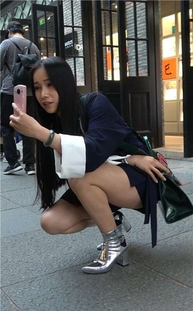 4k-爱拍照的俩姐妹大街上摆出各种诱惑姿势 [2.25 GB]