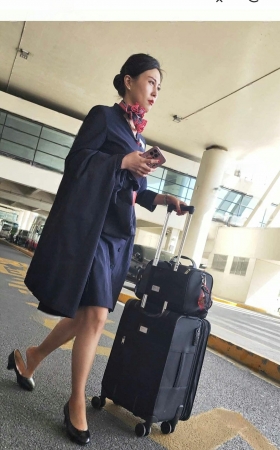 4K机场偶遇东航空姐下班棕色丝高跟走路掉跟 2P