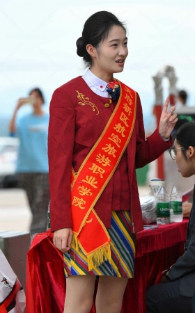2653-1-78√天府学院-肉丝美腿师姐脱鞋瞬间～ 8P