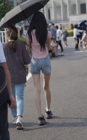 撑着伞的热牛妹纸 [23P]