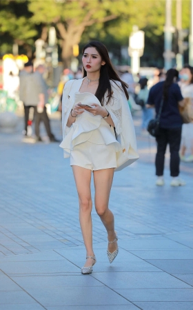 四九城嘎子街拍作品 – 漂亮的长腿大眼妹