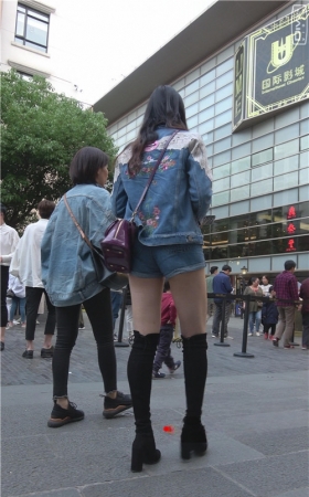 牛仔热裤长腿小姐姐