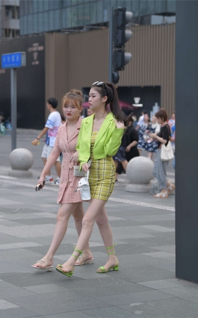 摄神街拍作品 – 好靓丽的美腿小姐姐