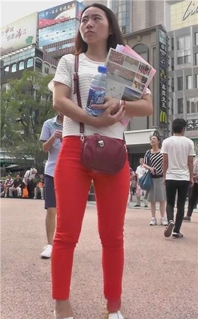 街拍红裤美臀性感美女街头做调查 [676 MB]