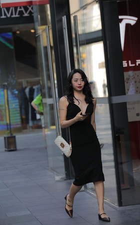两个媚女人